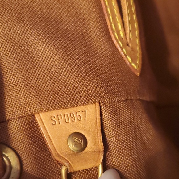 LOUIS VUITTONMonogram Montsouris PM. 23 - Picture 8 of 16